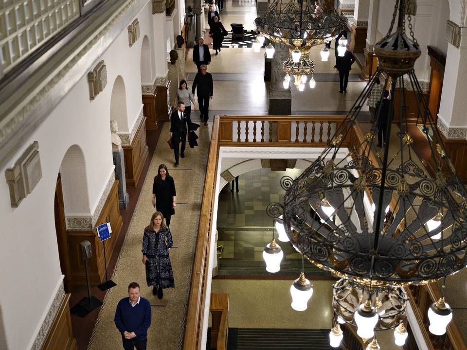 En efter en bevægede folketingspolitikerne sig torsdag ind i Folketingssalen for at stemme med behørig afstand på grund af risiko for coronasmitte. | Foto: Philip Davali/Ritzau Scanpix