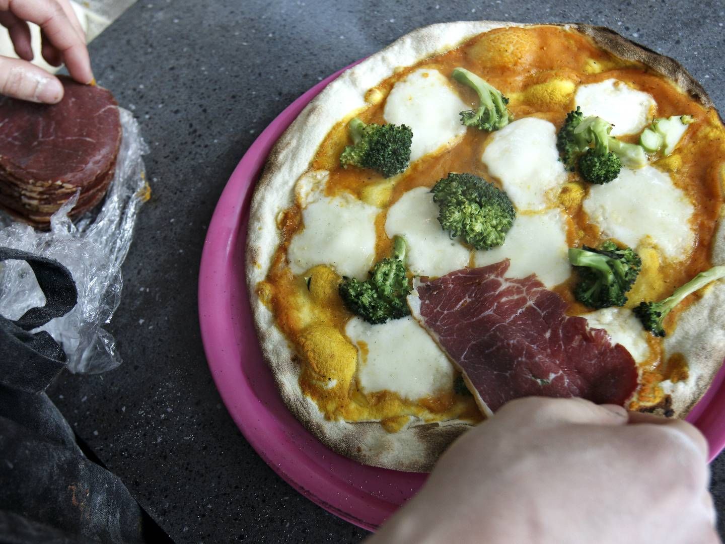 Gorm's Pizza uddelte lørdag 12.672 poser med mozzarella gratis ud til fremmødte borgere. Lignende arrangementer risikerer i fremtiden en bødestraf. | Foto: Jens Dresling
