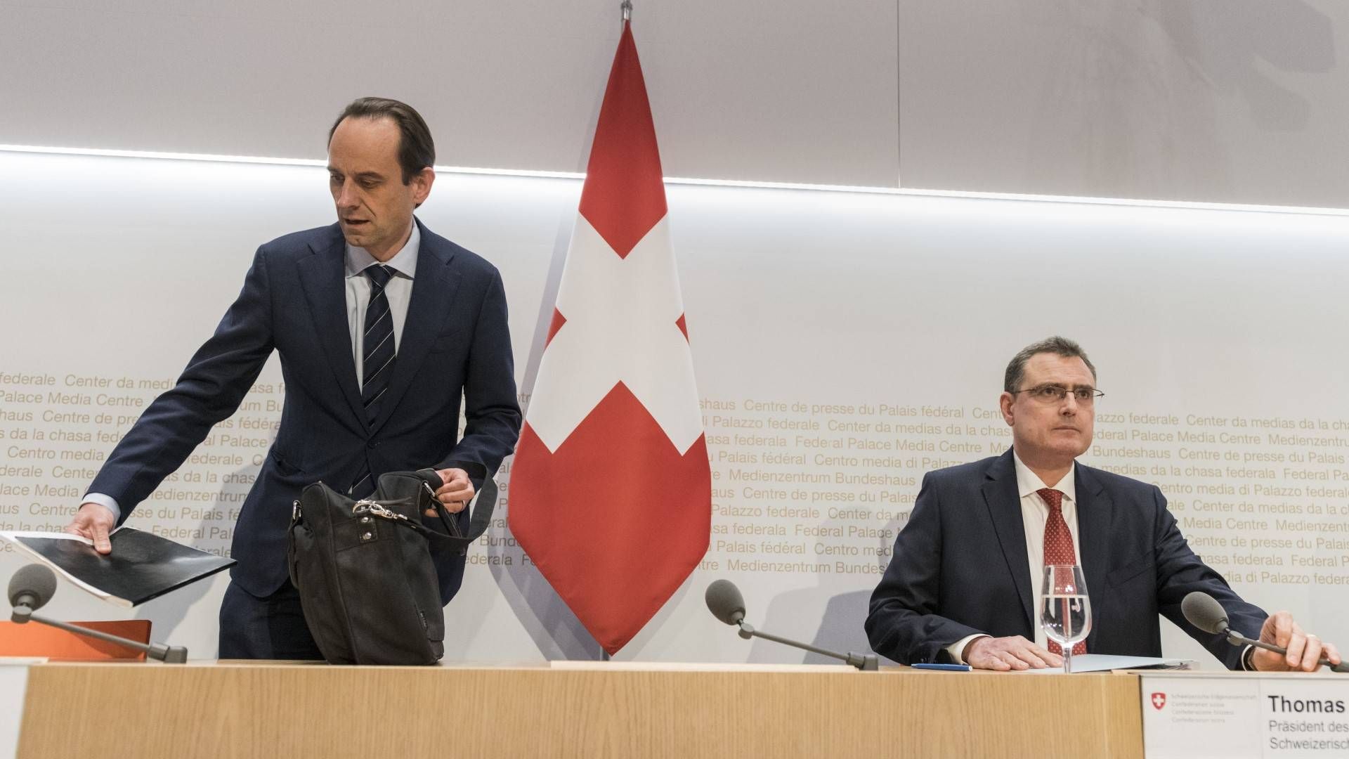 v.l.n.r. Mark Branson, Direktor der Schweizer Finanzaufsicht FINMA, und Thomas Jordan, Präsident des Direktoriums der schweizerischen Nationalbank | Foto: picture alliance/KEYSTONE