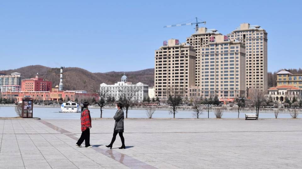 Kun en person i hver husstand må forlade hjemmet hver tredje dag for at købe dagligvarer og andre fornødenheder i den kinesiske by Suifenhe. Gaderne er derfor mere eller mindre tomme | Foto: Huizhong Wu / Reuters / Ritzau Scanpix.