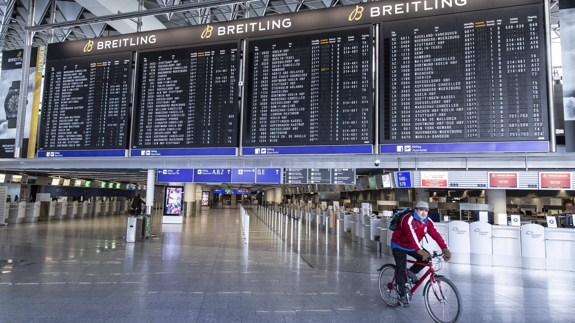 Terminal 1 des Frankfurter Flughafens während der Corona-Krise: Statt Flug- werden mehrheitlich Zugverbindungen auf der Anzeigetafel gezeigt. | Foto: picture-alliance Boris Roessler