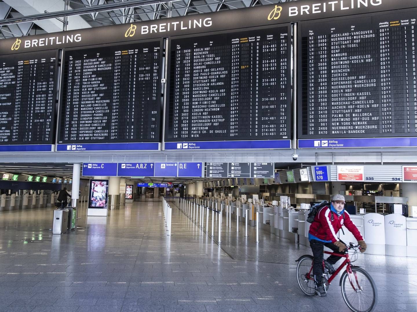 Terminal 1 des Frankfurter Flughafens während der Corona-Krise: Statt Flug- werden mehrheitlich Zugverbindungen auf der Anzeigetafel gezeigt. | Foto: picture-alliance Boris Roessler