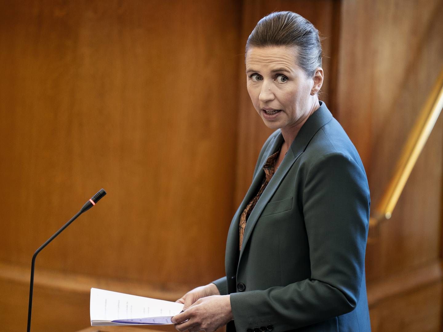 Mette Frederiksen svarede på spørgsmål fra de andre partier under statsministerens første spørgetime i Folketinget på Christiansborg, siden corona-epidemien medførte en omfattende nedlukning af Danmark. | Foto: LISELOTTE SABROE//