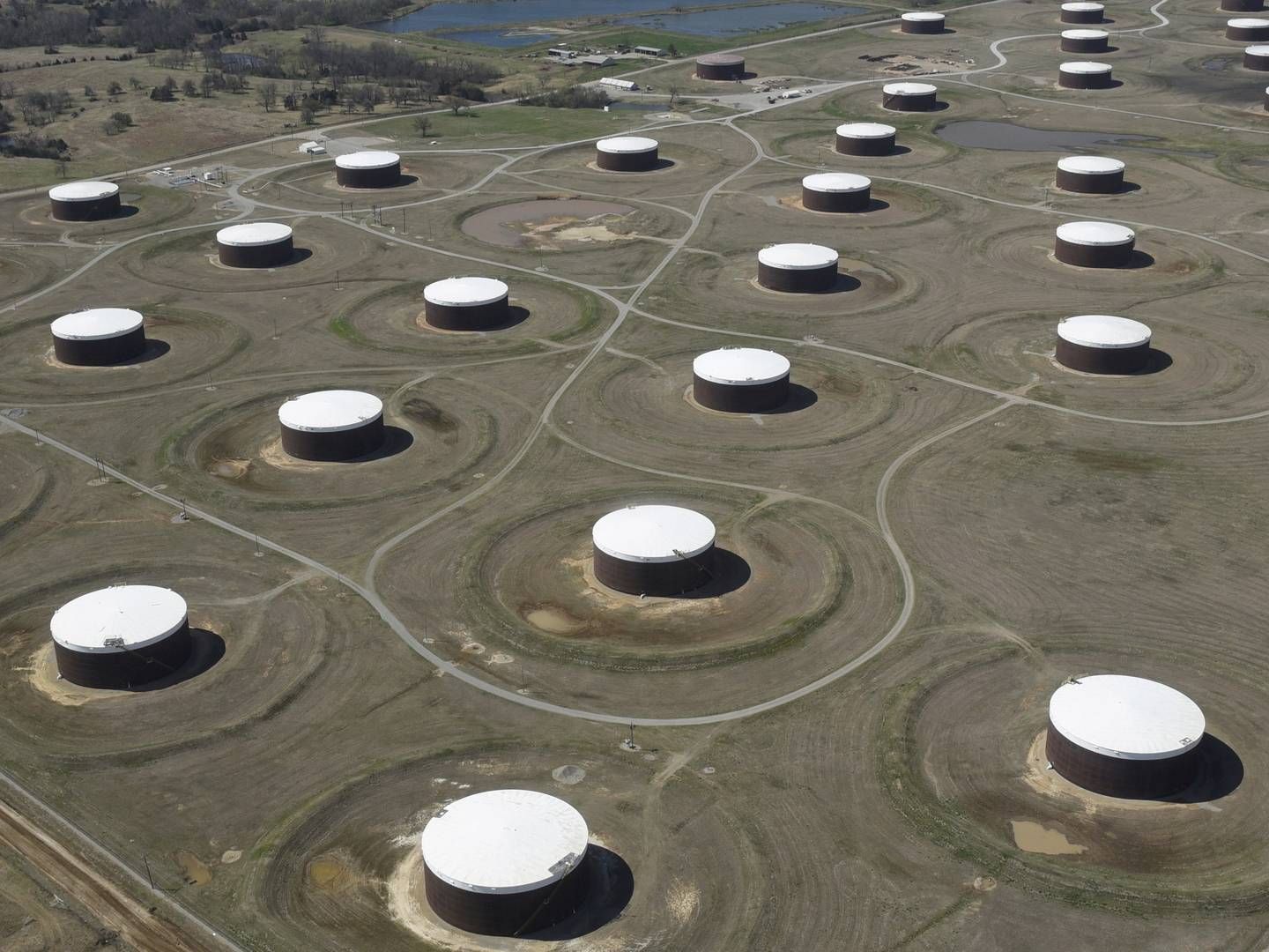 De amerikanske råolielagre, her i Cushing Oklahoma, er fyldt til bristepunktet i øjeblikket. | Foto: NICK OXFORD/REUTERS / X03416