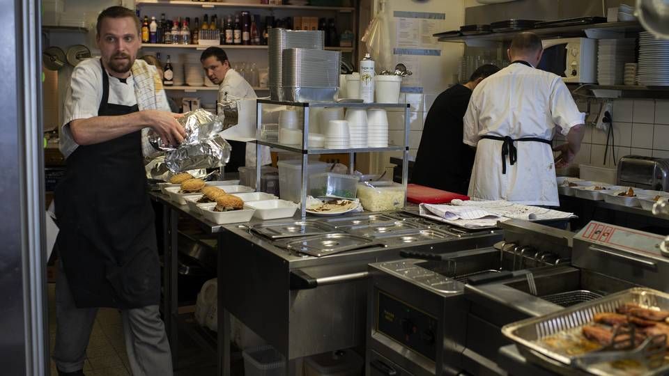 Giv danskerne fuldt fradrag for besøg på hoteller og restauranter, så der kan komme gang i branchen igen, lyder det bl.a. fra fire af fagbevægelsens cheføkonomer. Ikke det bedste sted at sætte ind, lyder det fra kritikere, som dog er enige i flere andre tiltag. | Foto: Marie Ravn/JPA