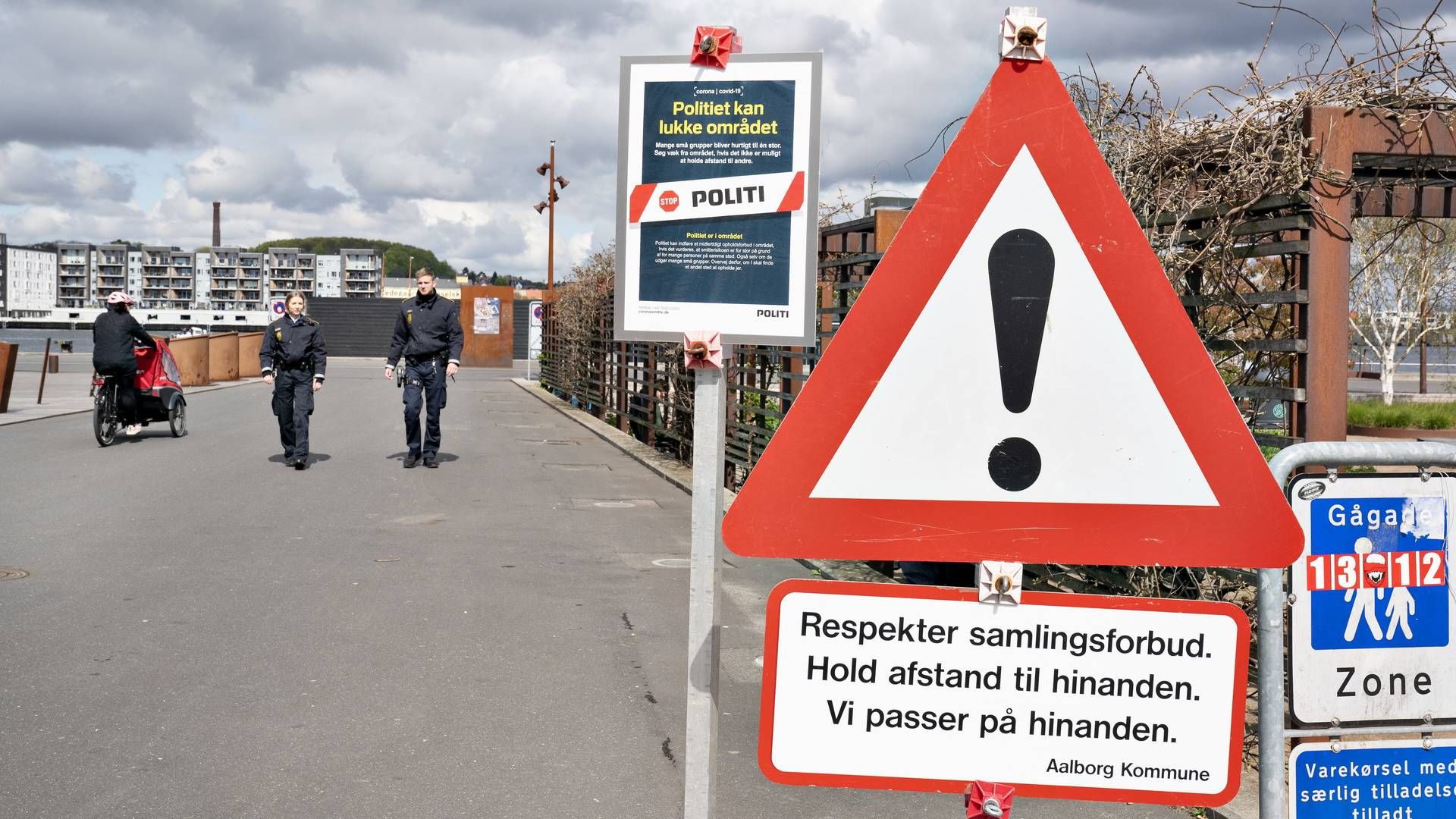 Risikoen for smittespredning gør, at danskerne bl.a. skal spritte af og holde afstand til hinanden. De samme regler gælder på landets byggepladser. | Foto: Henning Bagger / Ritzau Scanpix