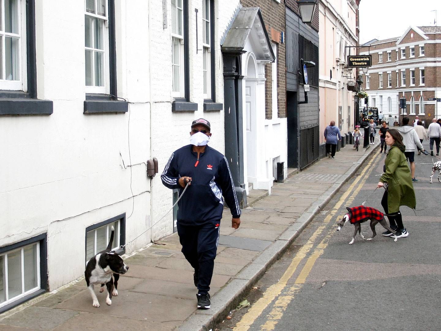 Borger bærer mundbind i Londons gader for at beskytte sig mod coronavirus. (Arkivfoto) | Foto: Adam Oliver/Reuters/Ritzau Scanpix