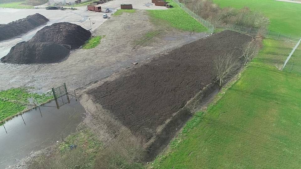 Et nyt biocover-anlæg baseret på komposteret haveaffald i det nordlige hjørne af Assens Genbrugsplads skal reducere udledningen af metan fra gammel losseplads. | Foto: Assens Forsyning / PR