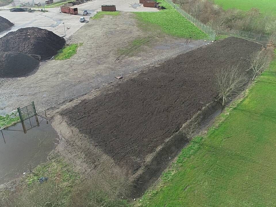 Et nyt biocover-anlæg baseret på komposteret haveaffald i det nordlige hjørne af Assens Genbrugsplads skal reducere udledningen af metan fra gammel losseplads. | Foto: Assens Forsyning / PR