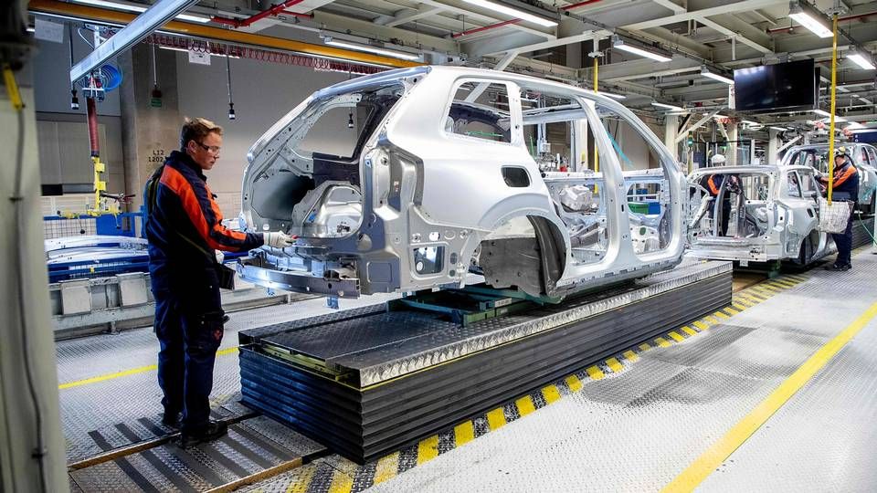 This file photo taken on April 17, 2020 shows employees working on the production line at the Volvo car factory in Torslanda, Gothenburg, Sweden. - Volvo Cars owned by Chinese Geely company announced on April 29, 2020 that it will cut 1, 300 jobs in Sweden. | Photo: ADAM IHSE/AFP / TT NEWS AGENCY
