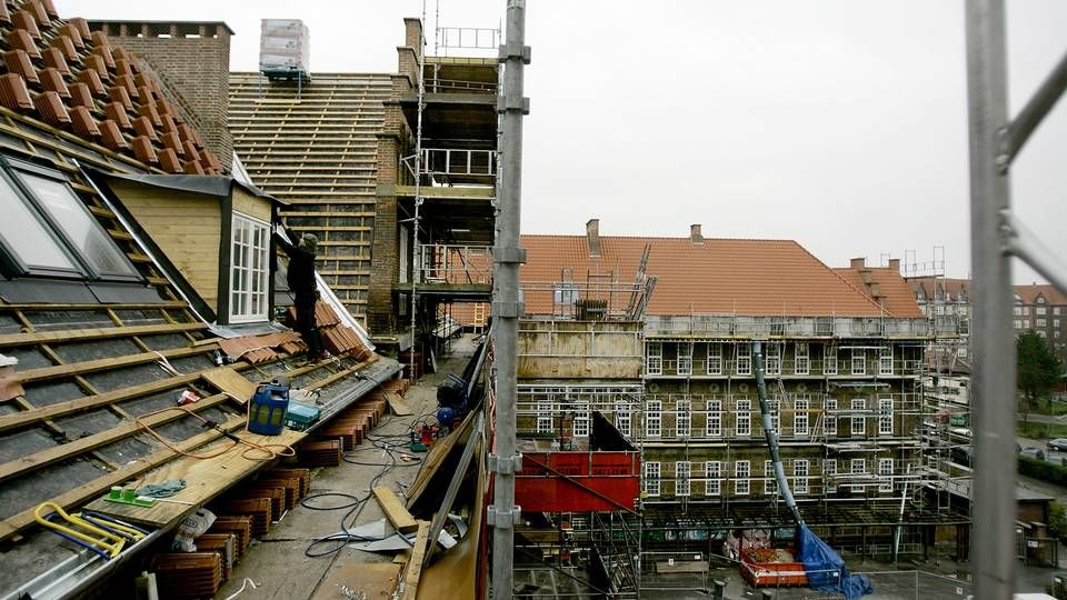 Murere i gang med at renovere Amager Fælled Skole i København. | Foto: Finn Frandsen