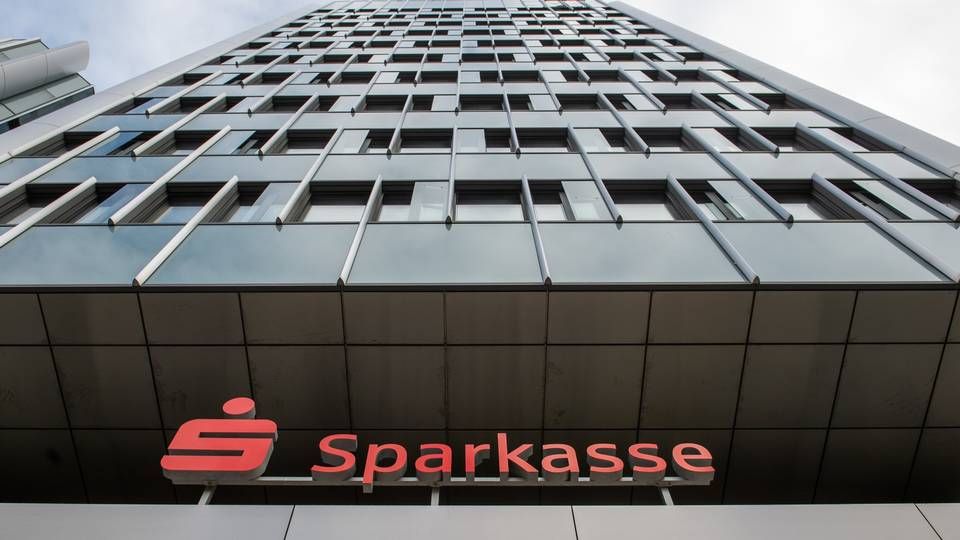 Logo der Sparkasse über einem Eingang zum Unternehmenssitz der Sparkasse Hannover. | Foto: Picture-Alliance/ Lucas Bäuml/ dpa