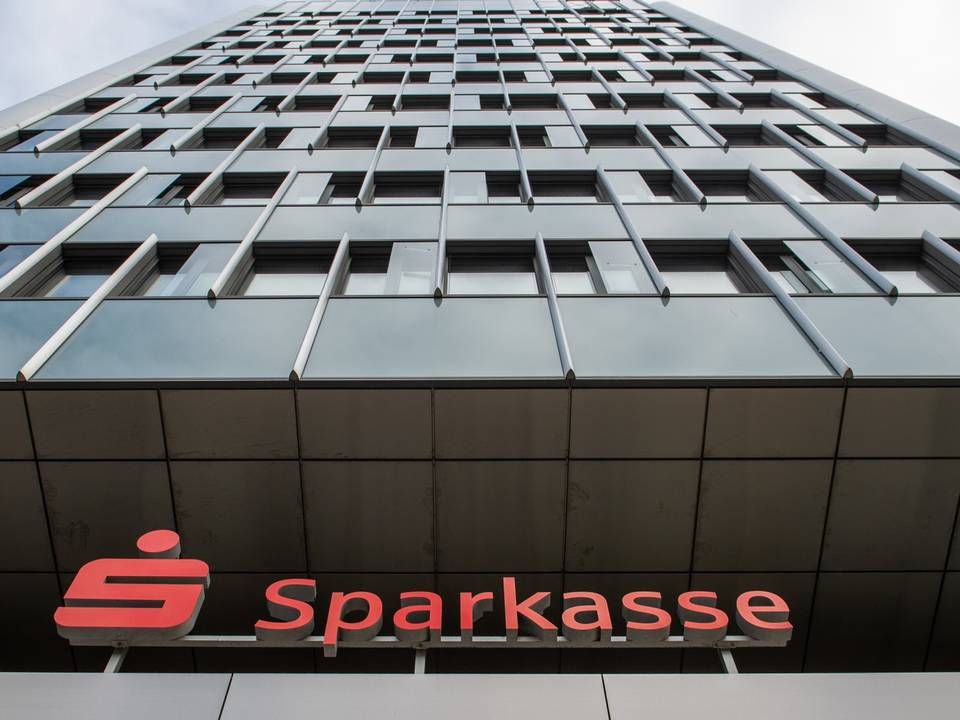 Logo der Sparkasse über einem Eingang zum Unternehmenssitz der Sparkasse Hannover. | Foto: Picture-Alliance/ Lucas Bäuml/ dpa