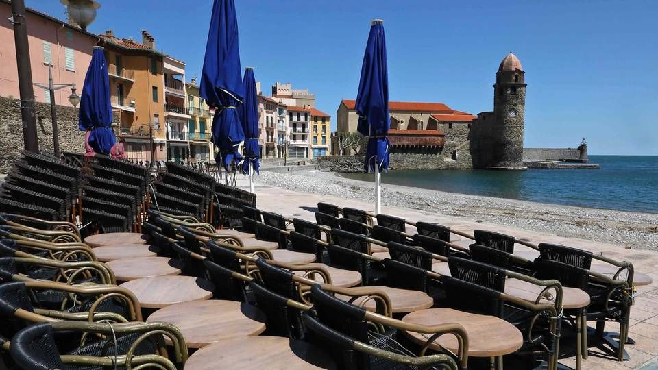 EU-Kommissionen skal i denne uge komme med sine anbefalinger til, hvordan turismen kan skydes i gang i Europa igen på en forsvarlig måde. Her ses en lukket bar på stranden i Collioure i Sydfrankrig. | Foto: Raymond Roig/AFP/Ritzau Scanpix