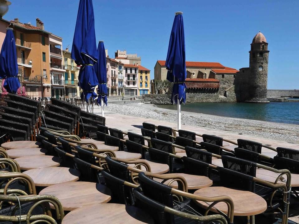 EU-Kommissionen skal i denne uge komme med sine anbefalinger til, hvordan turismen kan skydes i gang i Europa igen på en forsvarlig måde. Her ses en lukket bar på stranden i Collioure i Sydfrankrig. | Foto: Raymond Roig/AFP/Ritzau Scanpix