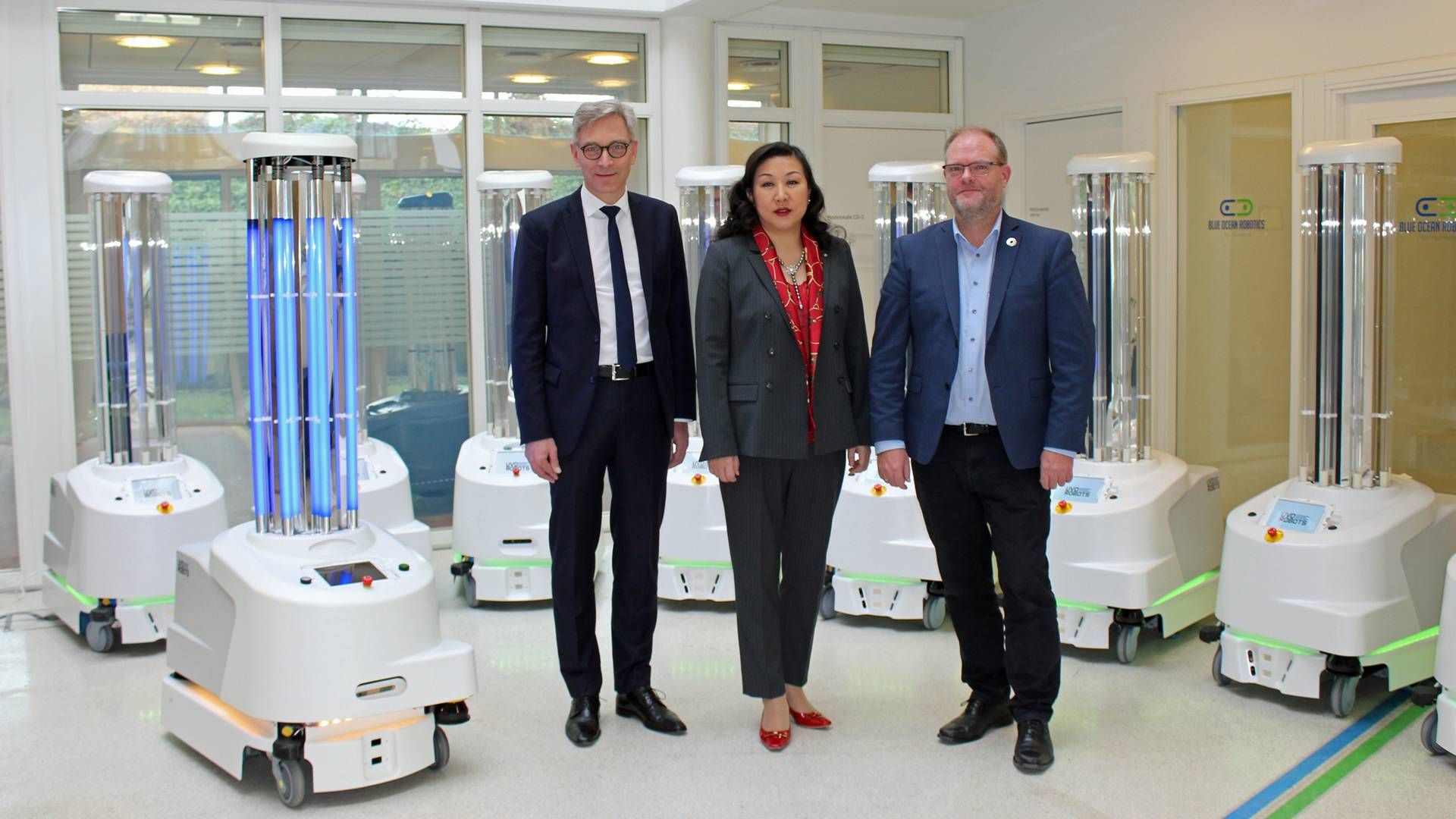 Adm. direktør for UVD Robots, Per Juul Nielsen (tv.), Su Yan, der er CEO i kinesiske Sunay Healthcare Supply samt Claus Risager, bestyrelsesformand i UVD Robots, indgik en aftale i februar om levering af danske desinfektionsrobotter til Kina. | Foto: UVD Robots/PR