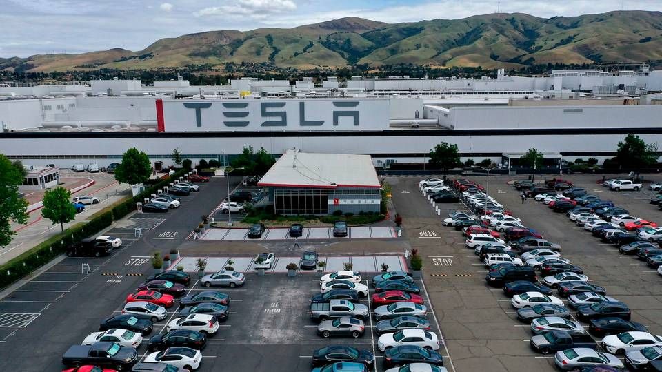 Foto: Tesla får lov at genåbne fabrik i Californien