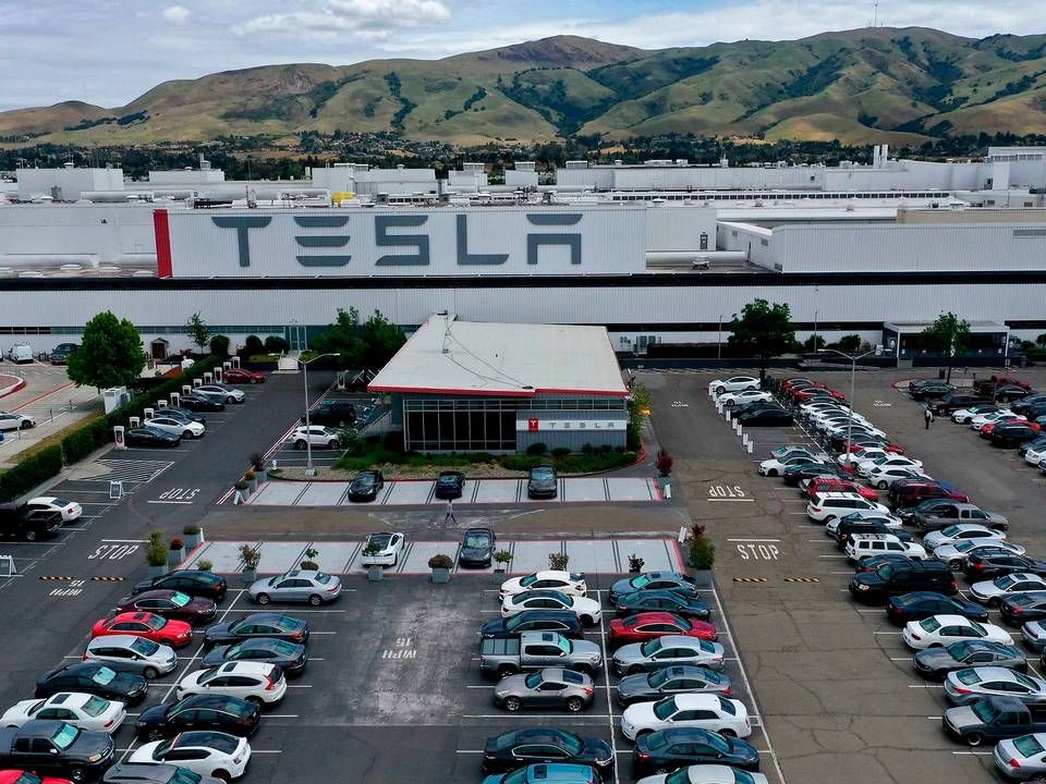 Foto: Tesla får lov at genåbne fabrik i Californien