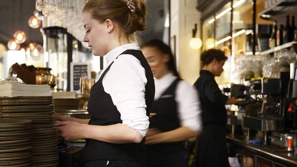 Ufaglærte og faglærte tjenere udfylder ikke det samme arbejde, mener restaurantkæder. Her bilede fra Café Norden i København, der dog ikke indgår i artiklen. | Foto: Olivia Loftlund / Ritzau Scanpix.