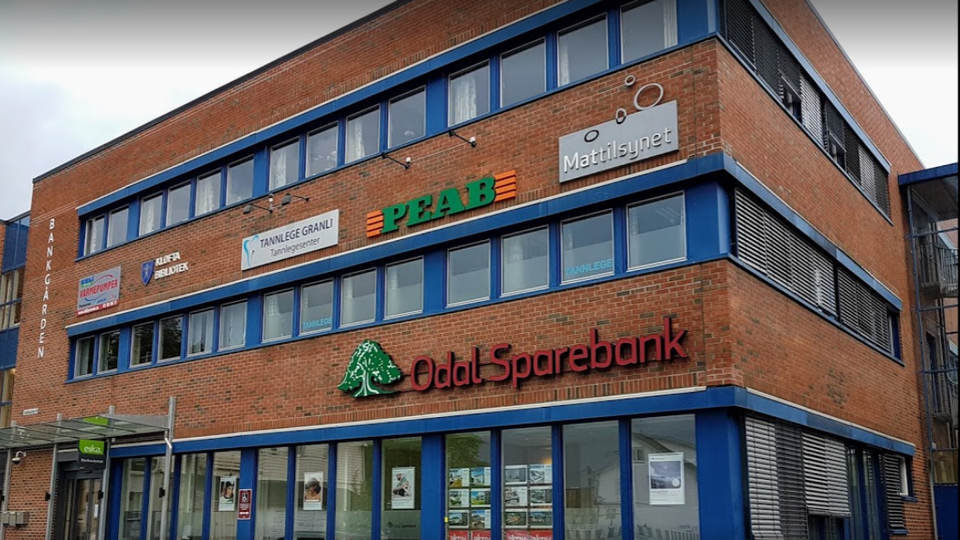 Odal Sparebank trekker frem i kvartalsrapporten at banken er godt likvid. | Foto: Google Maps