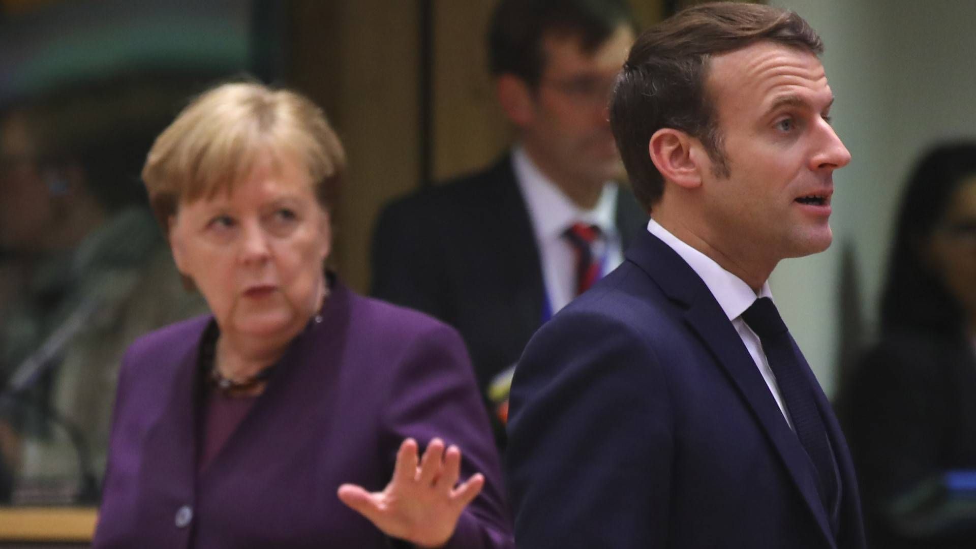 Tysklands Angela Merkel og Frankrikes Emmanuel Macron skal via video prøve å bli enige om hvordan de skal få fart i EU-økonomien. Her fra februar, før de måtte sosialt distansere seg fra hverandre. | Foto: Olivier Matthys/AP/NTB Scanpix