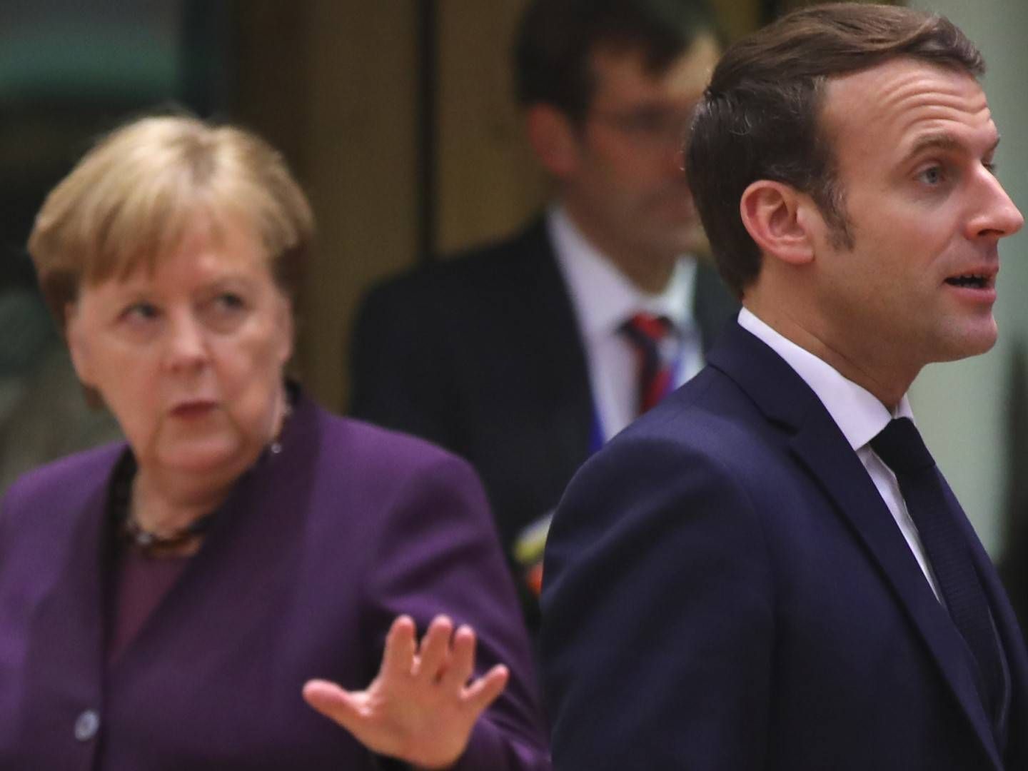 Tysklands Angela Merkel og Frankrikes Emmanuel Macron skal via video prøve å bli enige om hvordan de skal få fart i EU-økonomien. Her fra februar, før de måtte sosialt distansere seg fra hverandre. | Foto: Olivier Matthys/AP/NTB Scanpix