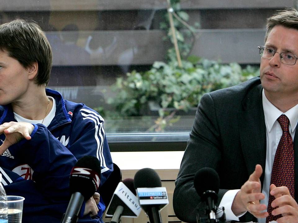 Lars Halgreen (th), der blev anset for at være en af landets førende eksperter inden for sportsret, ses her tilbage i 2006 sammen med tidligere håndboldspiller Anja Andersen. | Foto: Lars Poulsen
