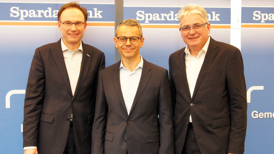 Die Vorstände der Sparda-Bank Ostbayern vor der Corona-Krise: Werner Dollinger (Vorstand), Michael Gruber (Vorstandsvorsitzender), Johannes Lechner (stv. Vorstandsvorsitzender) (v.l.n.r.) | Foto: Gerd Baumann Sparda-Bank Ostbayern eG