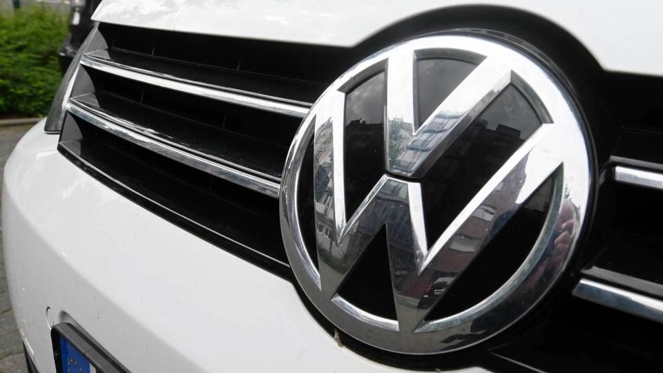 Das VW-Logo auf einem Fahrzeug. (Symbolbild) | Foto: picture alliance/Uli Deck/dpa