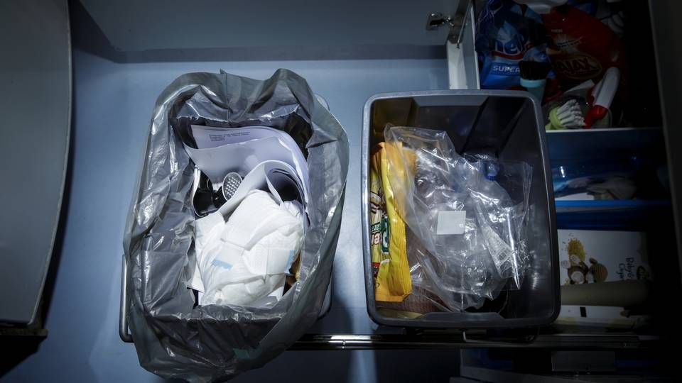"Genbrug og genanvendelse er en vigtig del af at løse klimakrisen. Når vi eksempelvis brænder plastik fra gamle ketchupflasker eller pålægspakker af, så bliver der udledt CO2. Jeg er glad for, at flere danskere vil gøre en grøn forskel ved skraldespanden, men der er lang vej endnu," siger miljøminister Lea Wermelin. | Foto: Mads Nissen