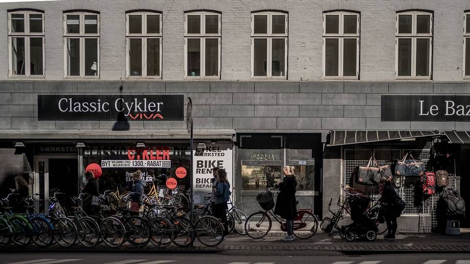 En gruppe mennesker står foran en cykelbutik på Nørrebro i København. Butikkerne landet over er så småt ved at åbne igen. | Foto: Aleksander Klug/Ritzau Scanpix