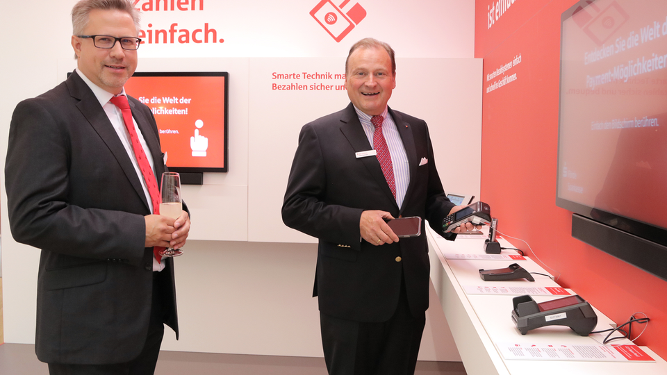 Götz Bormann (rechts), Vorstandsvorsitzender Förde Sparkasse, mit Mitarbeiter Niels Koch vom Electronic Banking im neuen Showroom in Kiel. | Foto: Förde Sparkasse