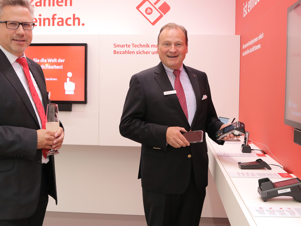 Götz Bormann (rechts), Vorstandsvorsitzender Förde Sparkasse, mit Mitarbeiter Niels Koch vom Electronic Banking im neuen Showroom in Kiel. | Foto: Förde Sparkasse