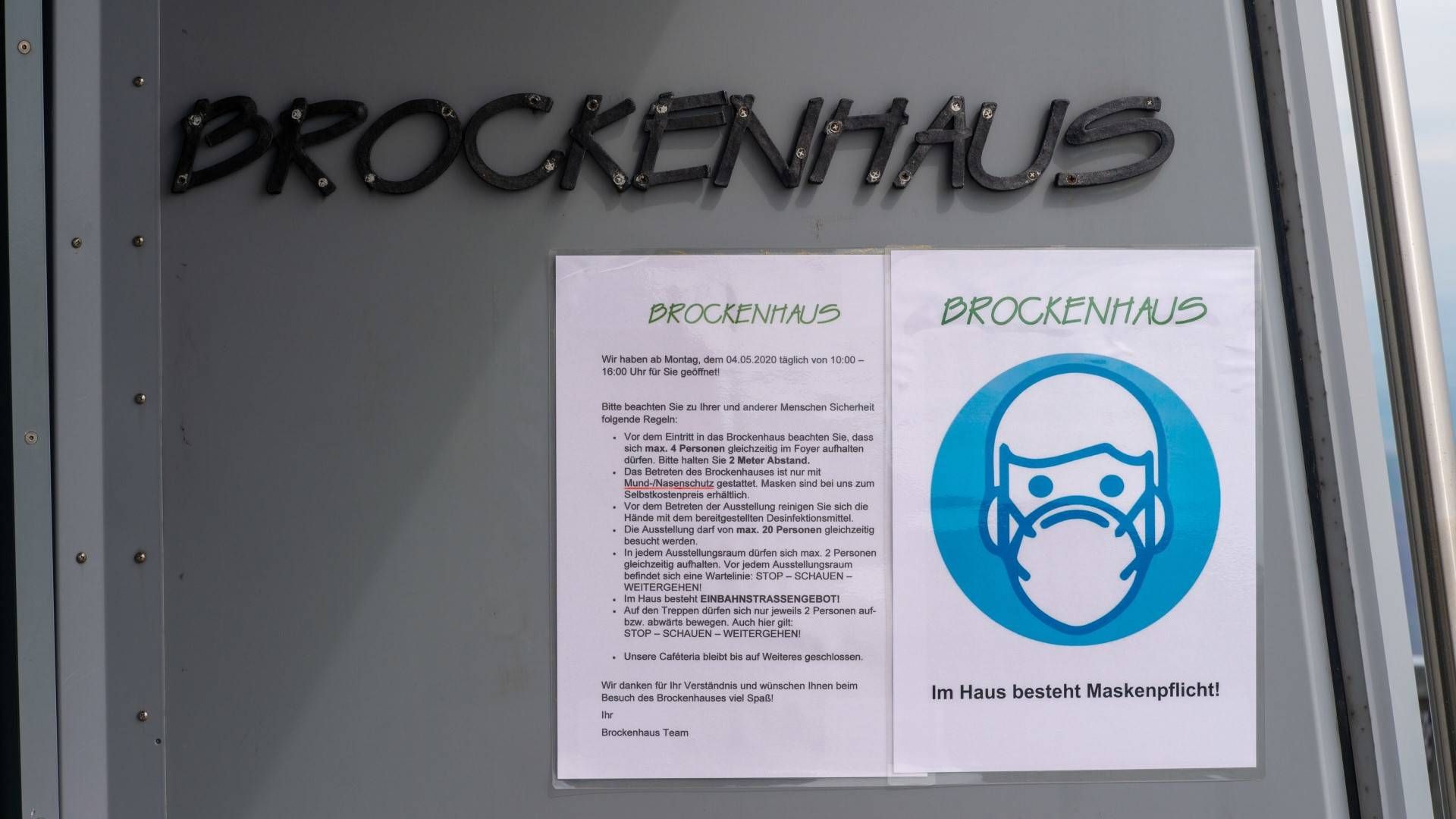 Sachsen-Anhalt, Brockengipfel: Hausregeln hängen am Eingang zum Brockenhaus. | Foto: picture alliance/Klaus-Dietmar Gabbert/dpa-Zentralbild/ZB