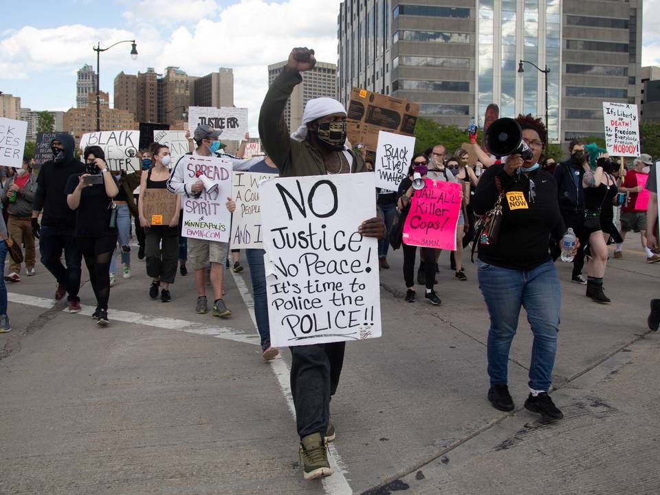 Der foregår demonstrationer i flere amerikanske storbyer. Her ses demonstranter med bl.a. "Black Lives Matter"-skilte i Detroit, Michigan. | Foto: Emily Elconin / Reuters / Ritzau Scanpix