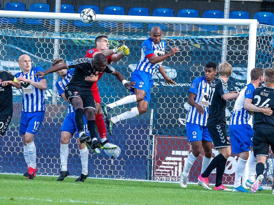 Superligaen i fodbold begyndte i sidste uge efter coronapause. Her et billede fra kampen mellem Esbjerg og AaB søndag.