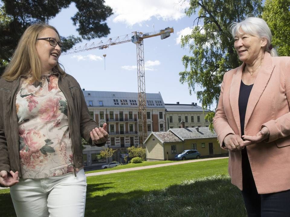 Siv Seglem, administrerende direktør i FinAut Siv Seglem (til høyre), forteller at det er «særlig høyt trykk på personforsikring». Her avbildet sammen med Lisbeth Lervåg. | Foto: Jörgen Skjelsbæk