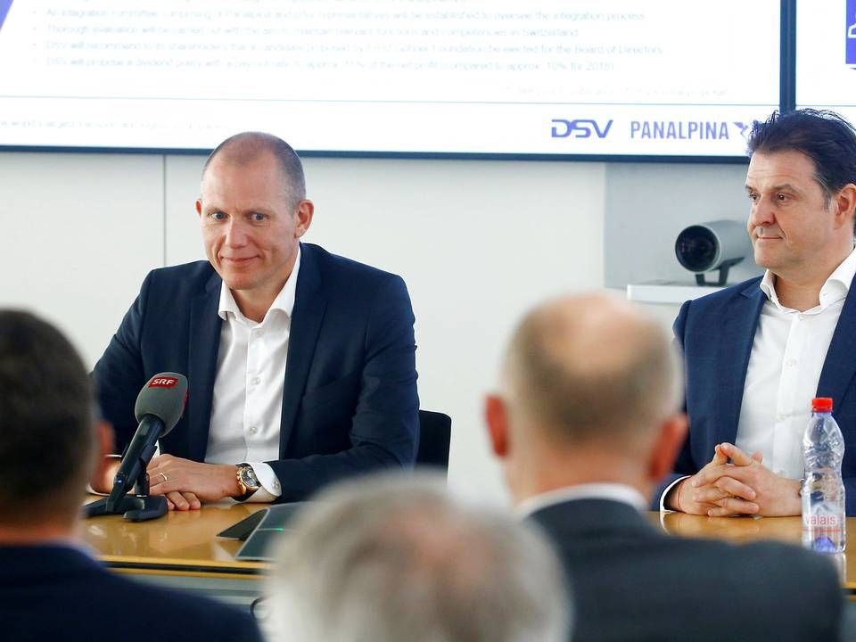 Adm. direktør i DSV, Jens Bjørn Andersen (tv.), og DSV's daværende topchef Stefan Karlen (th.) præsenterede milliardhandlen mellem de to selskaber på et pressemøde i Panalpinas hovedkvarter i Basel i Schweiz i april 2019. | Foto: Arnd Wiegmann/Reuters/Ritzau Scanpix