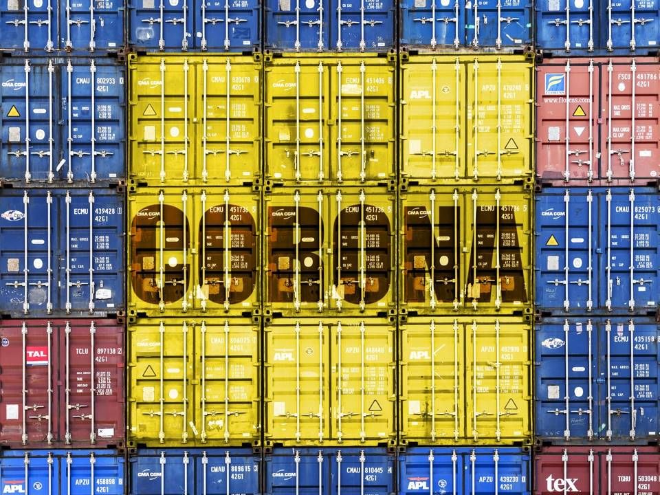 Gestapelte Container mit Schriftzug Corona | Foto: picture alliance/chromorange
