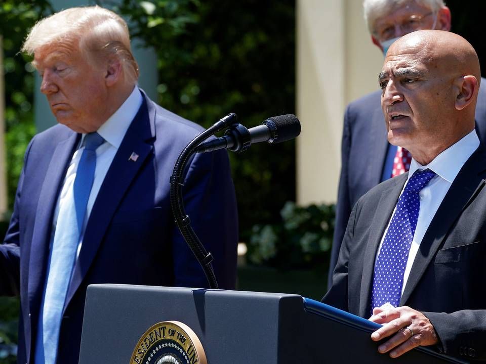 Moncef Slaoui (th.), tidligere vaccinechef hos Glaxosmithkline, er direktør for Operation Warp Speed, som er søsat af præsident Donald Trumps (tv.) regering. | Foto: Kevin Lamarque / Reuters / Ritzau Scanpix