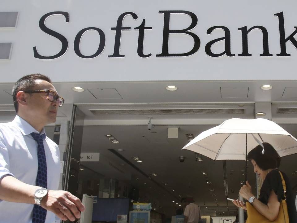 FALLER: Aksjene til det japanske konglomeratet Softbank Group faller nesten 4 prosent tirsdag. | Foto: Koji Sasahara/AP/NTB Scanpix