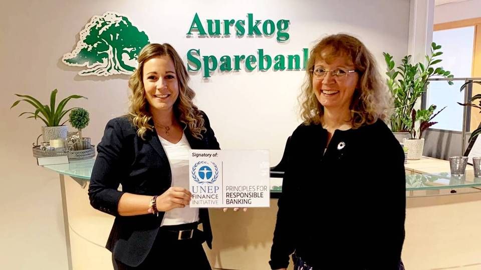 Markedssjef Helene Enger Skjønnhaug (t.v.) og administrerende banksjef Evy Ann Hagen i Aurskog Sparebank. | Foto: Aurskog Sparebank