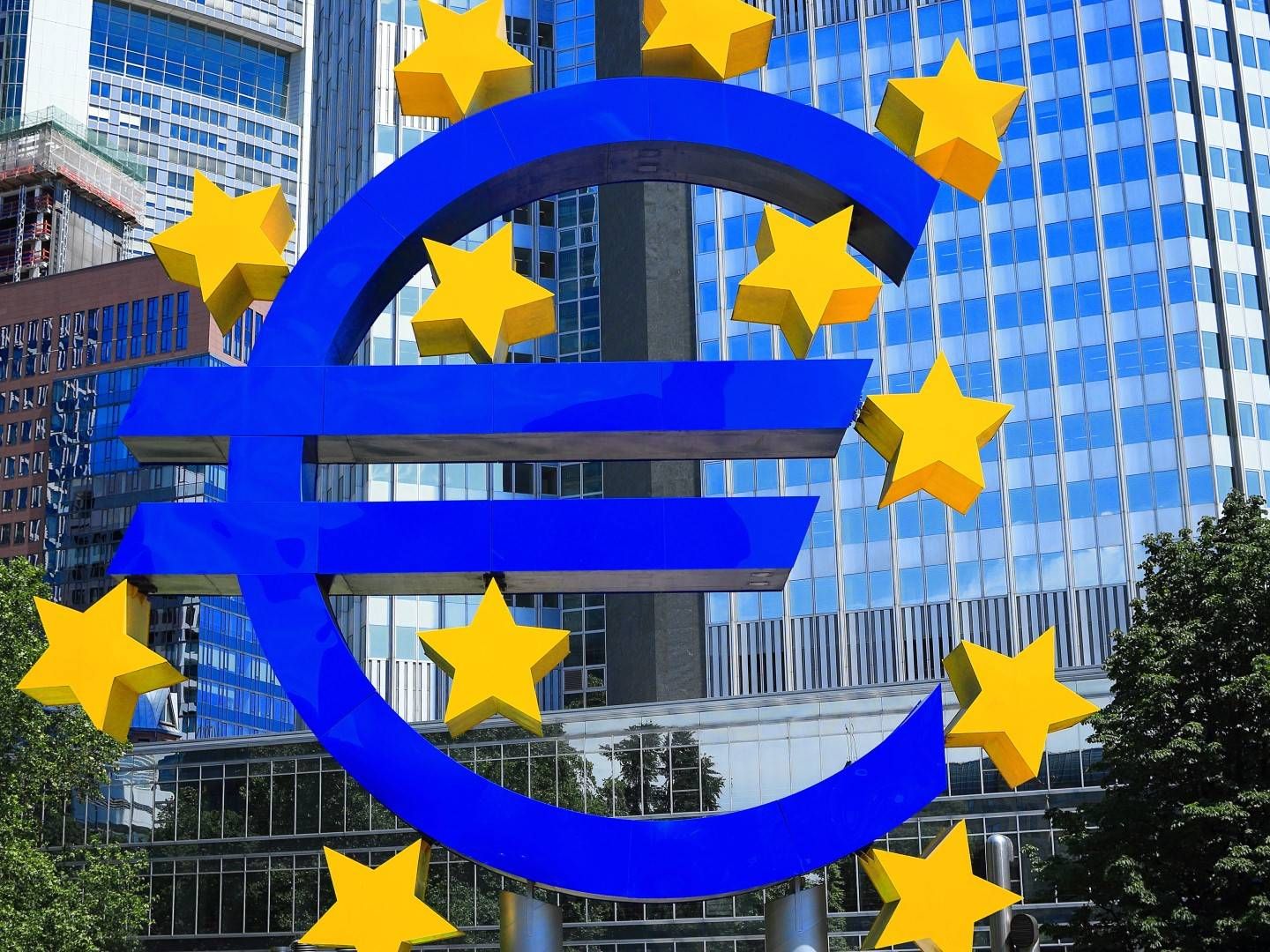 Das Euro Zeichen vor dem Eurotower in Frankfurt. | Foto: picture alliance/chromorange