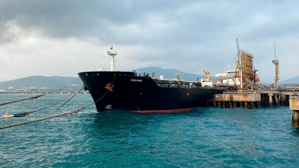 Iranian tankers arrived in Venezuela in May. The US has sanctioned both Iran and Venezuela. The ship in the photo sails under Panama flag and is hit by so-called secondary sanctions. | Photo: AFP/Ritzau Scanpix