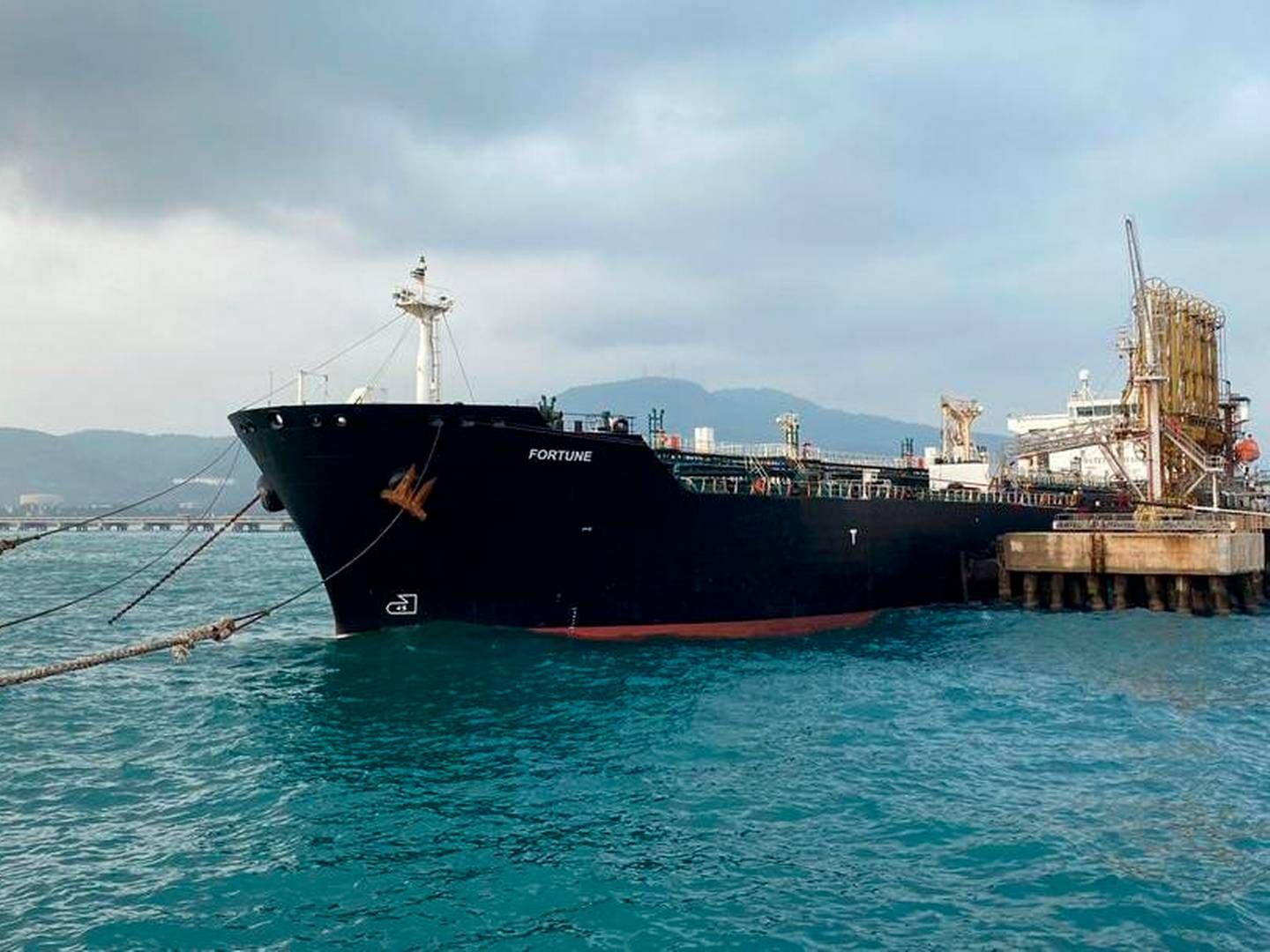 Iranske tankskibe ankom i Venezuela i maj. USA har sanktioneret både Iran og Venezula. Skibet på billedet sejler under panamansk flag og er ramt af såkaldt sekundære sanktioner. | Foto: AFP/Ritzau Scanpix