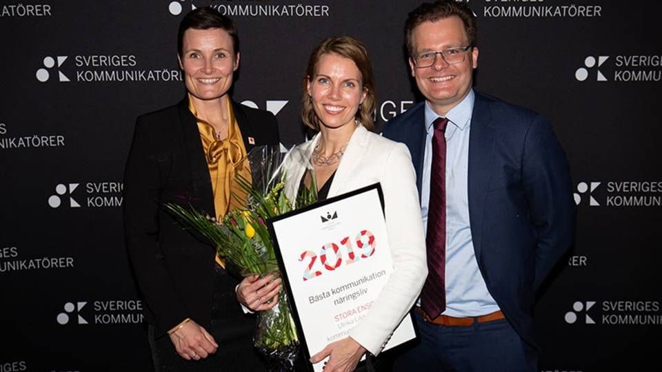 Daniel Badman, pictured to the right, wins the prize for best communicator of the year in the category "industry" along with the rest of Stora Ensos' communication-unit leadership. | Photo: PR / Sveriges Kommunikatörer