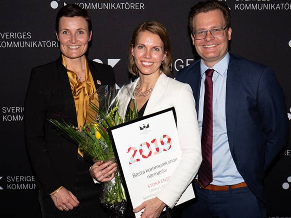 Daniel Badman, pictured to the right, wins the prize for best communicator of the year in the category "industry" along with the rest of Stora Ensos' communication-unit leadership. | Photo: PR / Sveriges Kommunikatörer