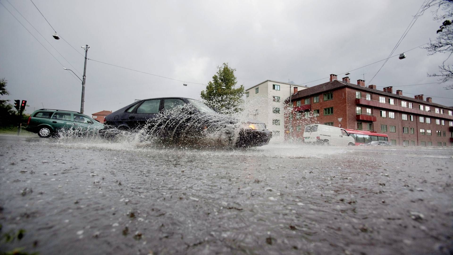 Arkivbilde. Overvann etter kraftig regnvær på Torshov i Oslo. | Foto: Stian Lysberg Solum / SCANPIX .