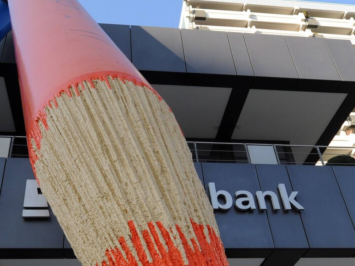 "Die Kommunikatoren" - zwei überdimensionale Buntstifte vor der Volksbank in Braunschweig. | Foto: dpa