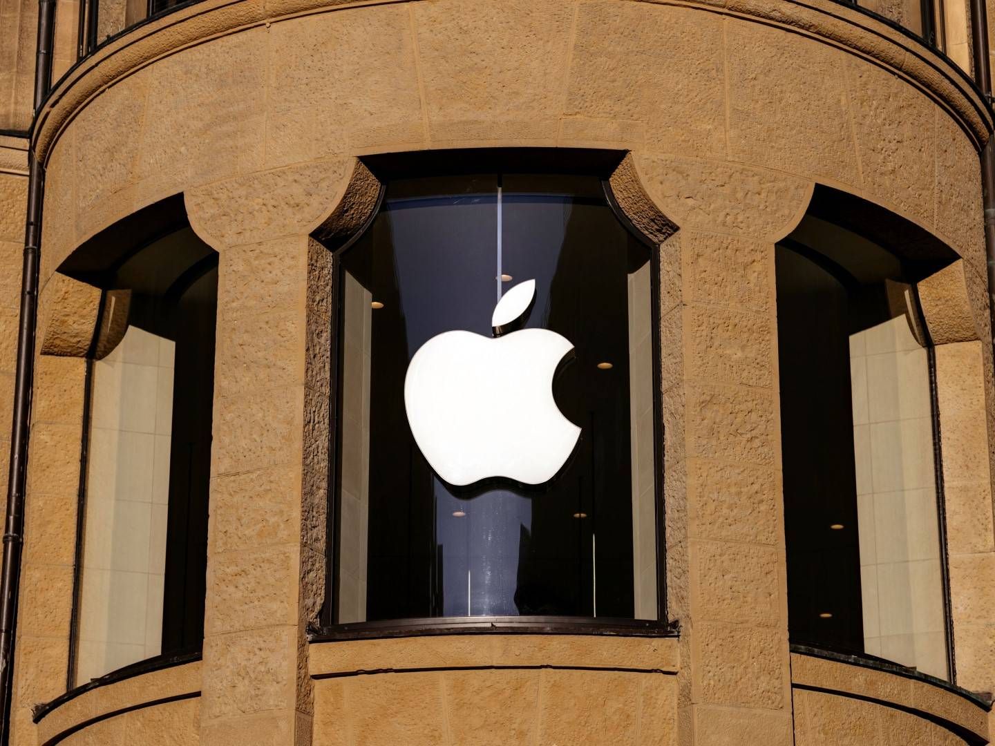 Logo von Apple an einem Kölner Ladengeschäft. | Foto: picture alliance/Geisler-Fotopress